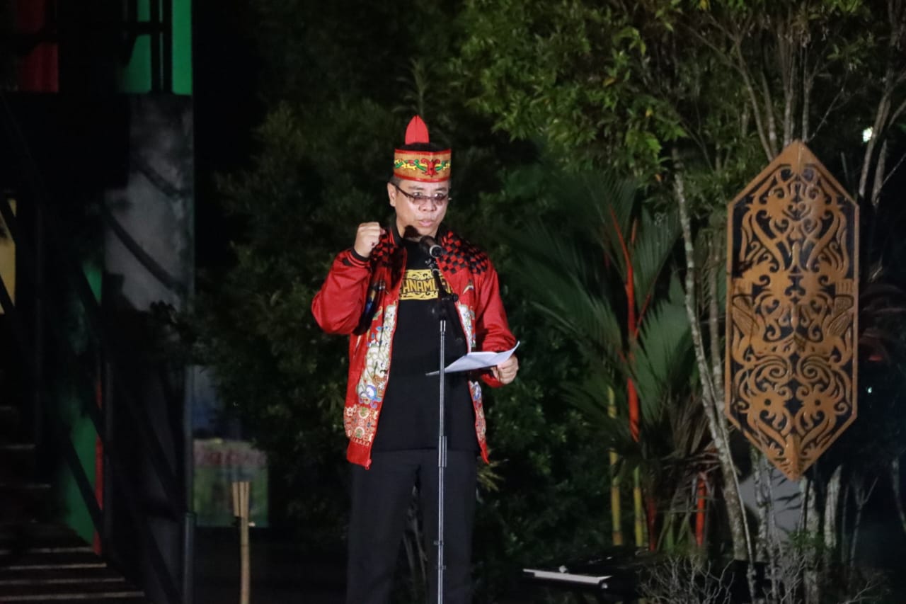 Plh Sahli Gubernur Bidang Pemkumpol Suharno Buka Pagelaran Tari Panamuei DAD Prov Kalteng Tahun 2024 