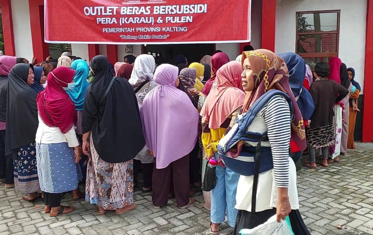 Warga Sampit Berbondong-bondong Serbu Beras Bersubsidi
