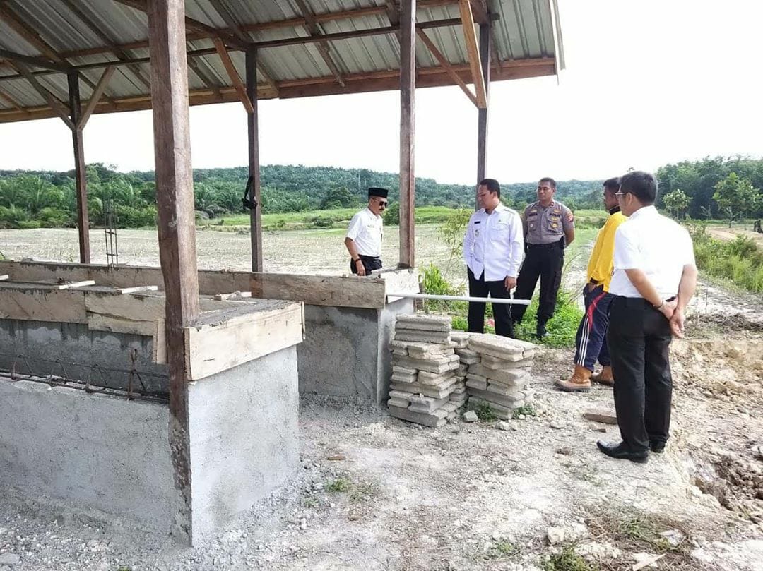 Bupati Cek Pembangunan Kandang Sapi Desa Sumber Cahaya