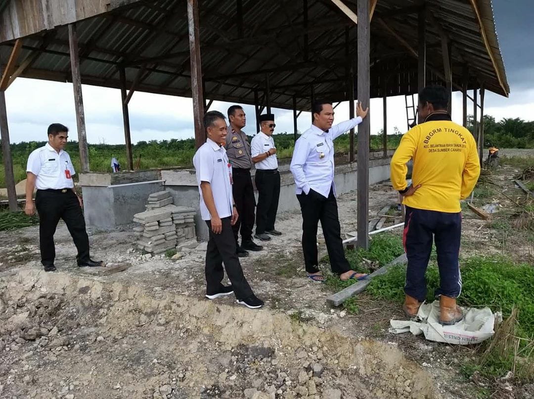 Bupati Cek Pembangunan Kandang Sapi Desa Sumber Cahaya