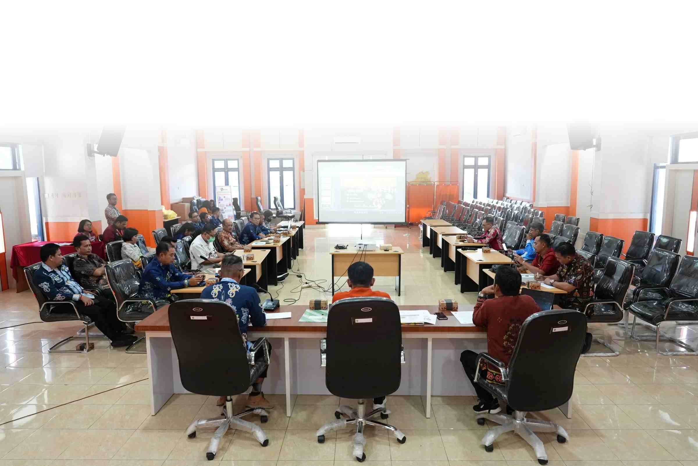 Kalaksa BPBD Prov. Kalteng Pimpin Rapat Pembahasan Rancangan Pergub tentang Pedoman Pembentukan dan Pembinaan MPA