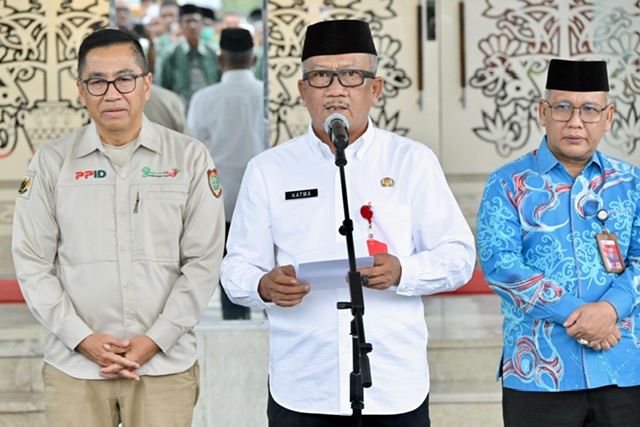 Plt. Sekda H. M Katma F. Dirun Lepas Peserta Perjalanan Religi Umrah dan ke Yerusalem Tahun 2025