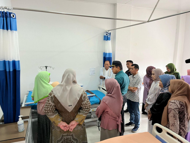 Pj. Bupati Kobar Jenguk Pasien Remaja 14 Tahun yang Diduga Malnutrisi