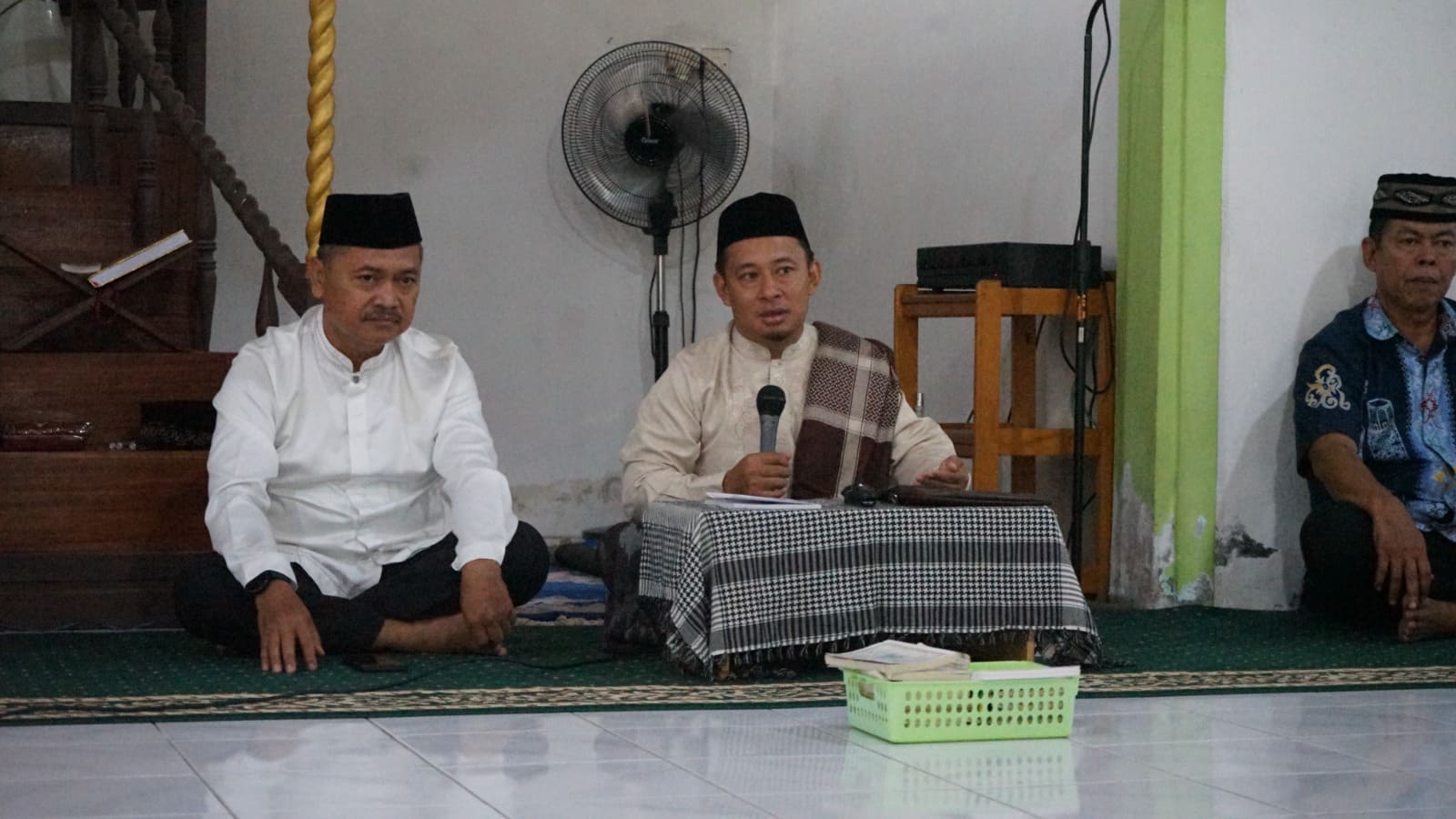 Disnakertrans Buka Puasa Bersama Masyarakat Sekitar Kantor