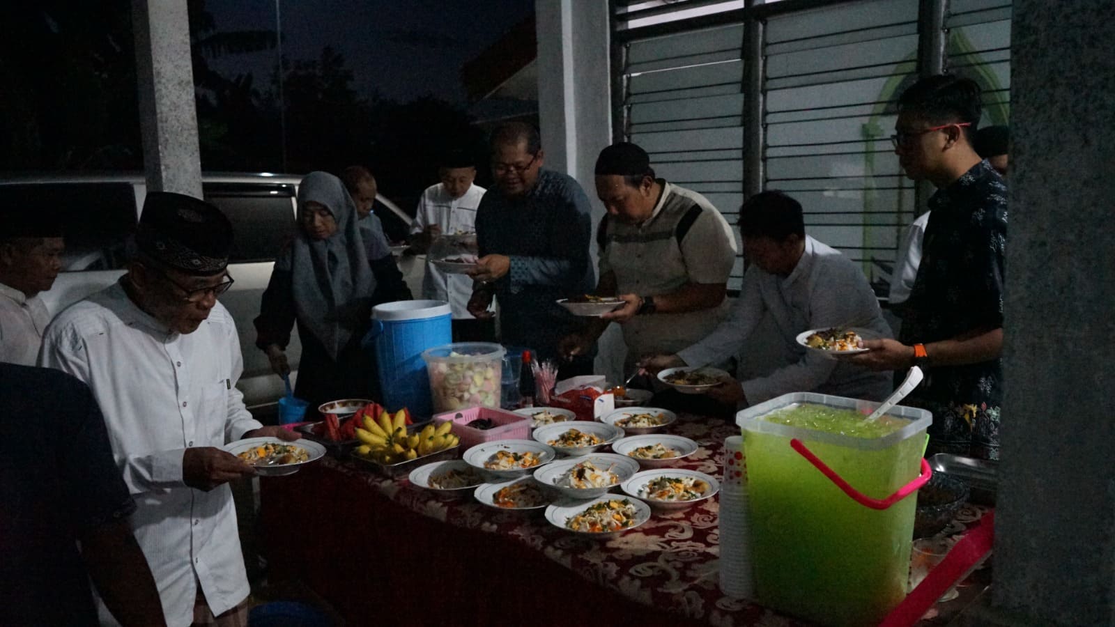 Disnakertrans Buka Puasa Bersama Masyarakat Sekitar Kantor
