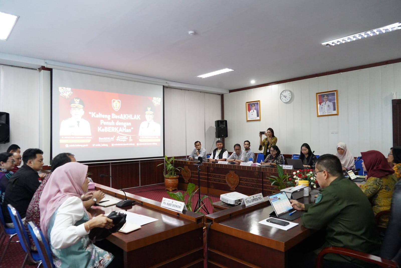 Asisten Ekbang Sri Widanarni Pimpin Rapat Pertumbuhan Ekonomi Provinsi Kalteng Tahun 2025