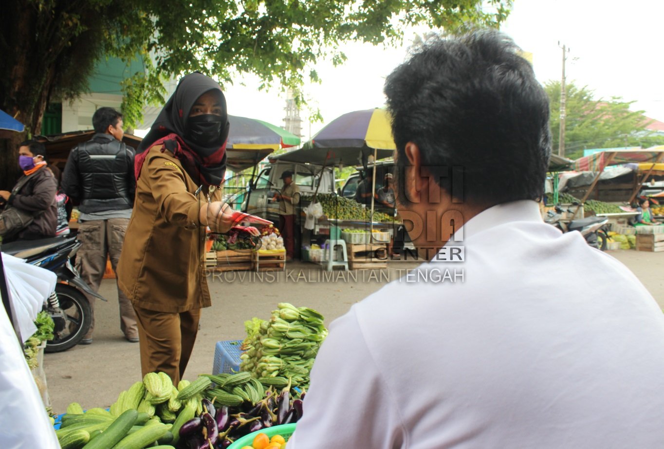 Peduli UMKM, Gubernur Kalteng Bagikan Masker Gratis