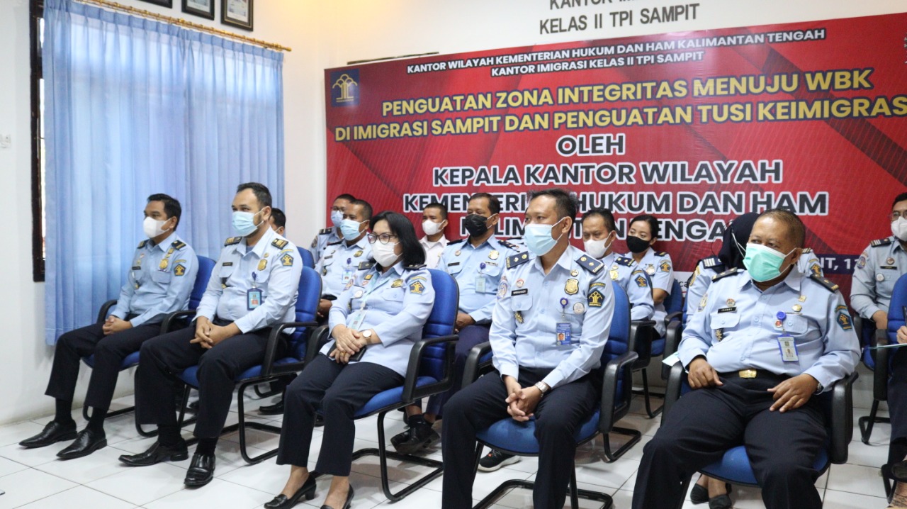 Terus Bekerja Sesuai SOP, Kakanwil Kemenkumham Kalteng Beserta Jajaran Berikan Penguatan Tusi Keimigrasian di Kanim Kelas II TPI Sampit