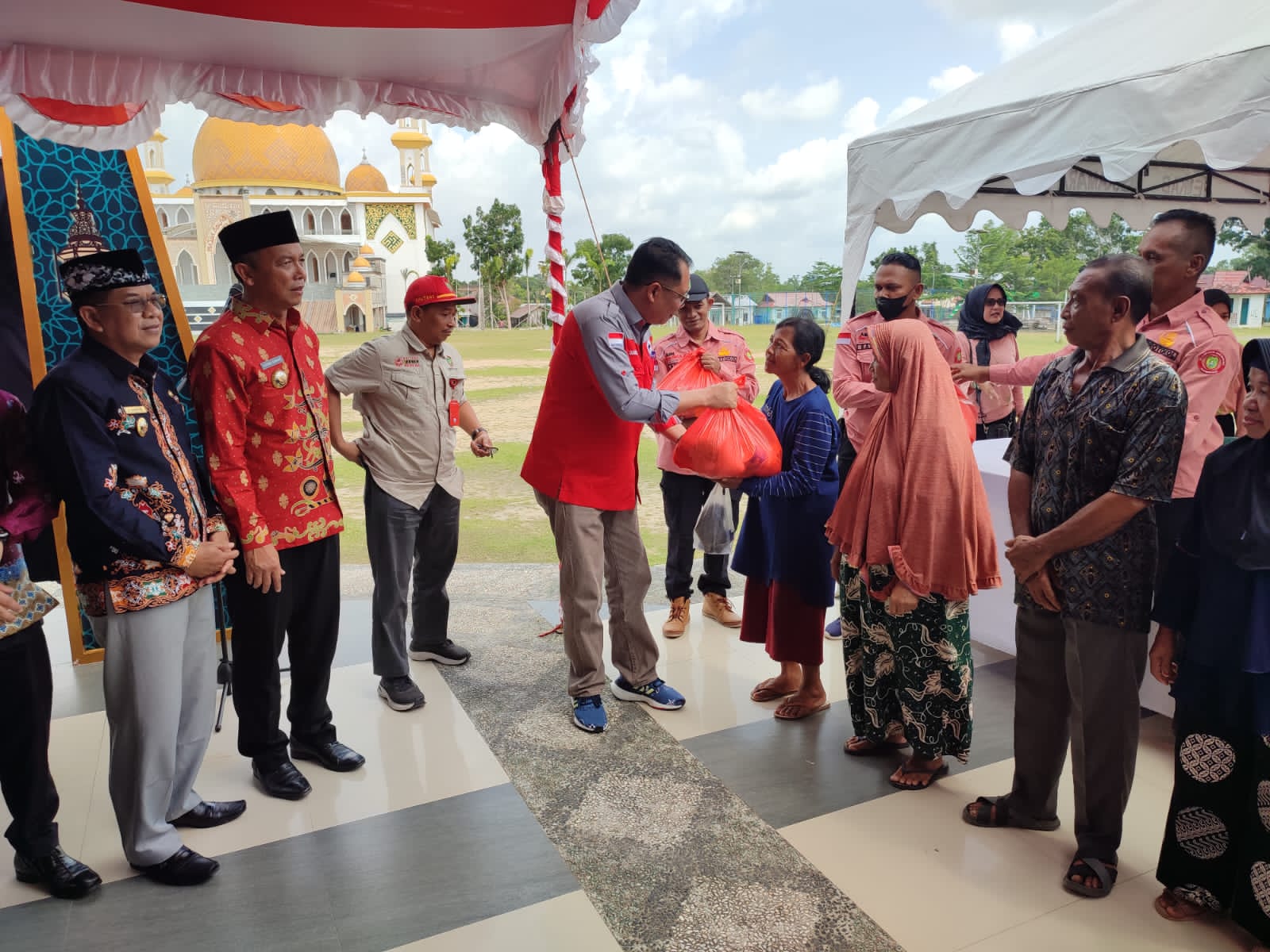 Buka Pasar Penyeimbang di Sukamara, Kepala Dislutkan Darliansjah : 2.700 Paket Sembako di Distribusikan Untuk Masyarakat