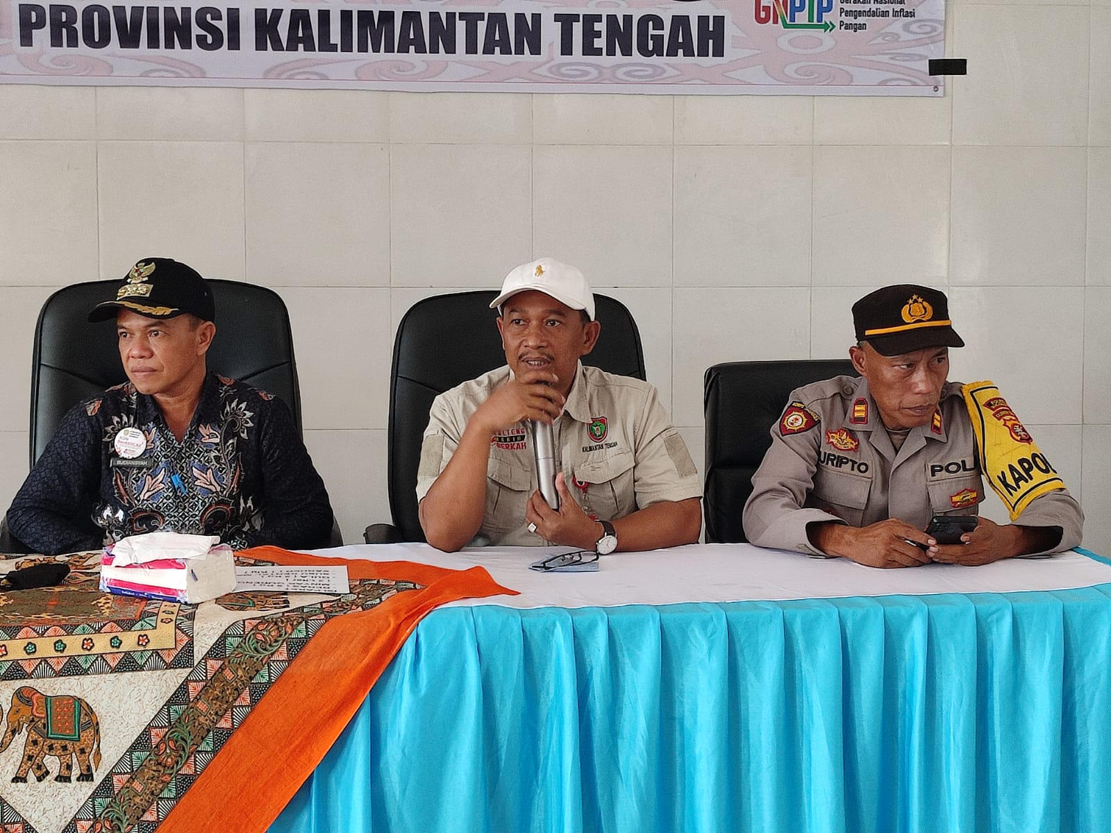 Tingkatkan Daya Beli Masyarakat Jelang Hari Raya Idulfitri 1444 H, Kepala Biro Ekonomi Said Salim Buka Pasar Penyeimbang di Kantor Camat Pantai Lunci, Sukamara