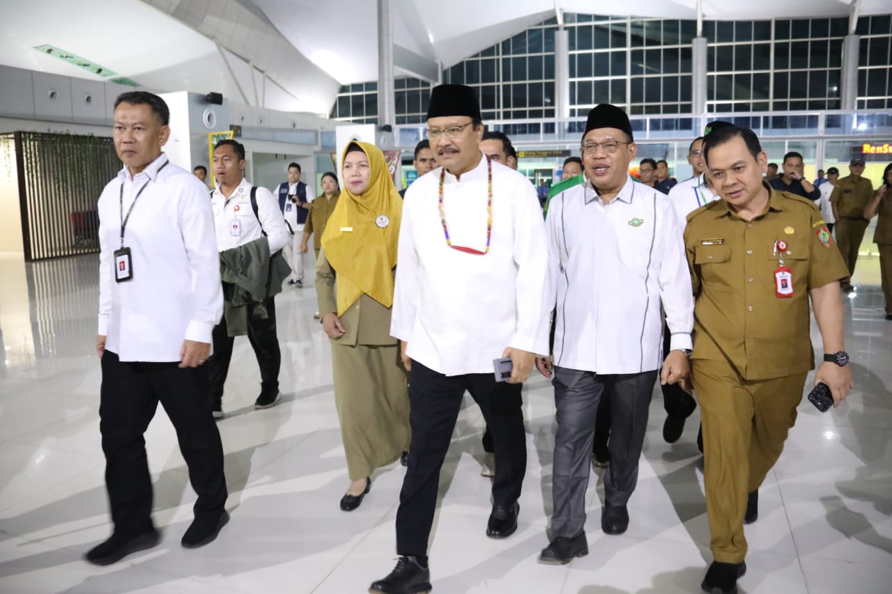 Asisten Ekbang Sri Widanarni Sambut Kedatangan Menteri Sosial