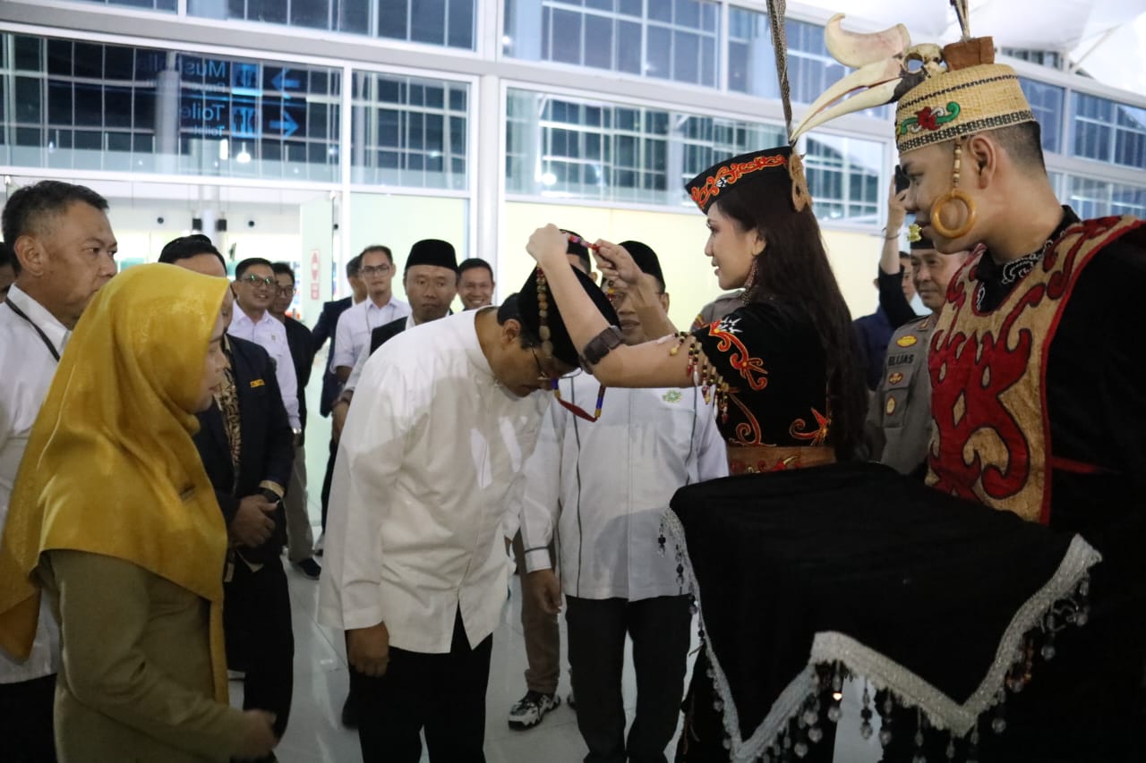 Asisten Ekbang Sri Widanarni Sambut Kedatangan Menteri Sosial