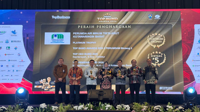 Konsisten dalam Penguatan Kinerja BUMD, Bupati Kobar Kembali Raih Penghargaan Top Pembina BUMD 