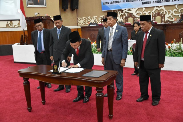 Gubernur Kalimantan Tengah Menandatangani  Berita Acara Serah Terima Laporan Hasil Pemeriksaan BPK_RI