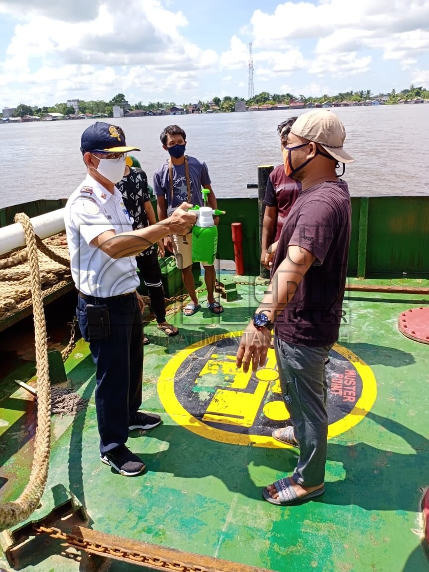 Dishub Lakukan Penyemprotan Terhadap Dua Kapal di Pelabuhan Batanjung