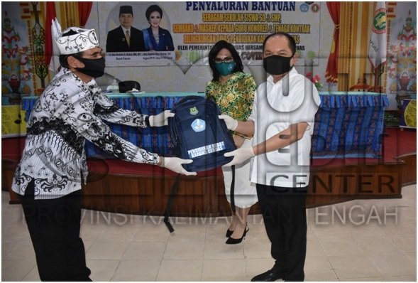 Bupati Kapuas Salurkan Sembako, Masker dan Seragam Sekolah