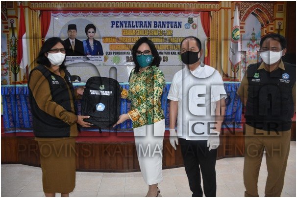 Bupati Kapuas Salurkan Sembako, Masker dan Seragam Sekolah