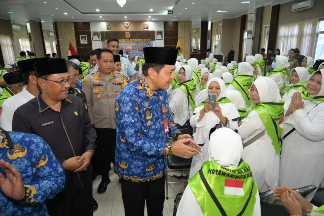Pj Bupati Budi Santosa Lepas 153 Jemaah Calon Haji Kobar ke Embarkasi Banjarmasin