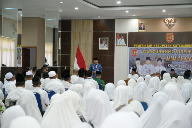 Pj Bupati Budi Santosa Lepas 153 Jemaah Calon Haji Kobar ke Embarkasi Banjarmasin