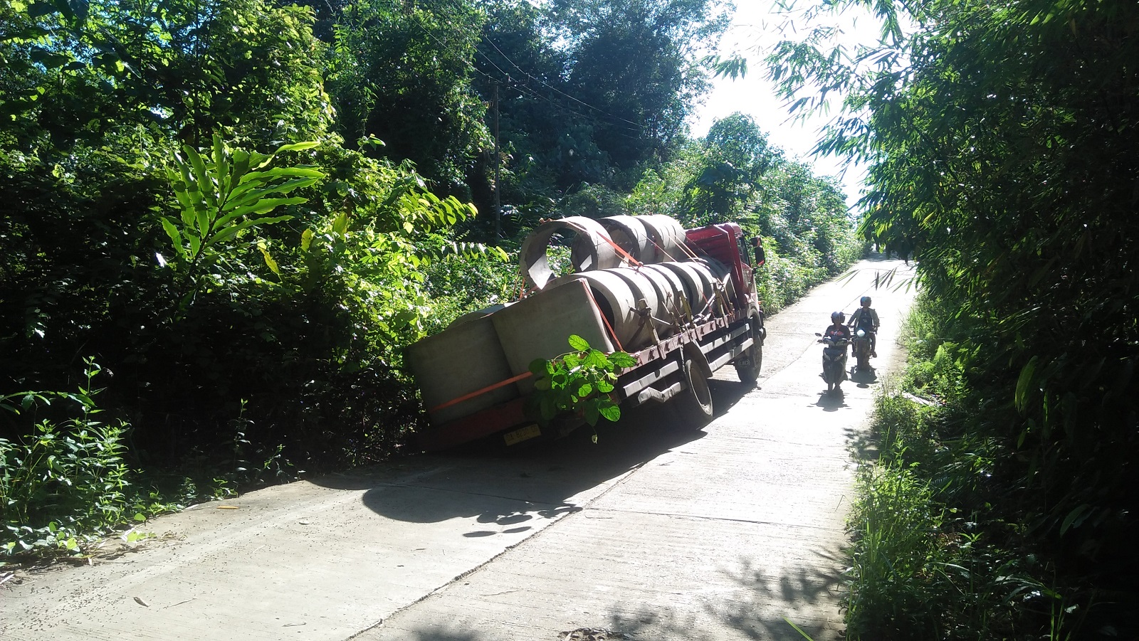 Jalan Lintas Kabupaten Ambruk, Tidak Kuat Menahan Beban Muatan