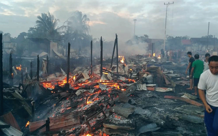 Amukan Sijago Merah Lahap Sejumlah Pemukiman Warga Desa Mangkahui