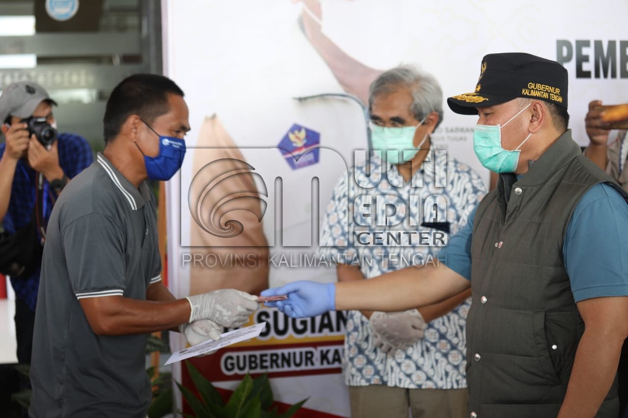 Gubernur H. Sugianto Sabran Serahkan BLT Yang Bersumber Dari APBD Kalteng Kepada 14.026 KK di Kab. Katingan