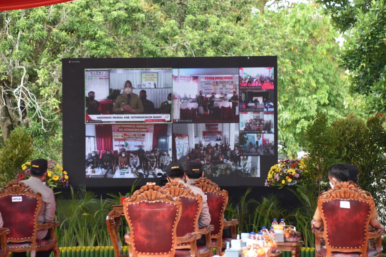 Gubernur Kalteng Mendampingi Wakapolri Meninjau Posko PPKM di Palangka Raya