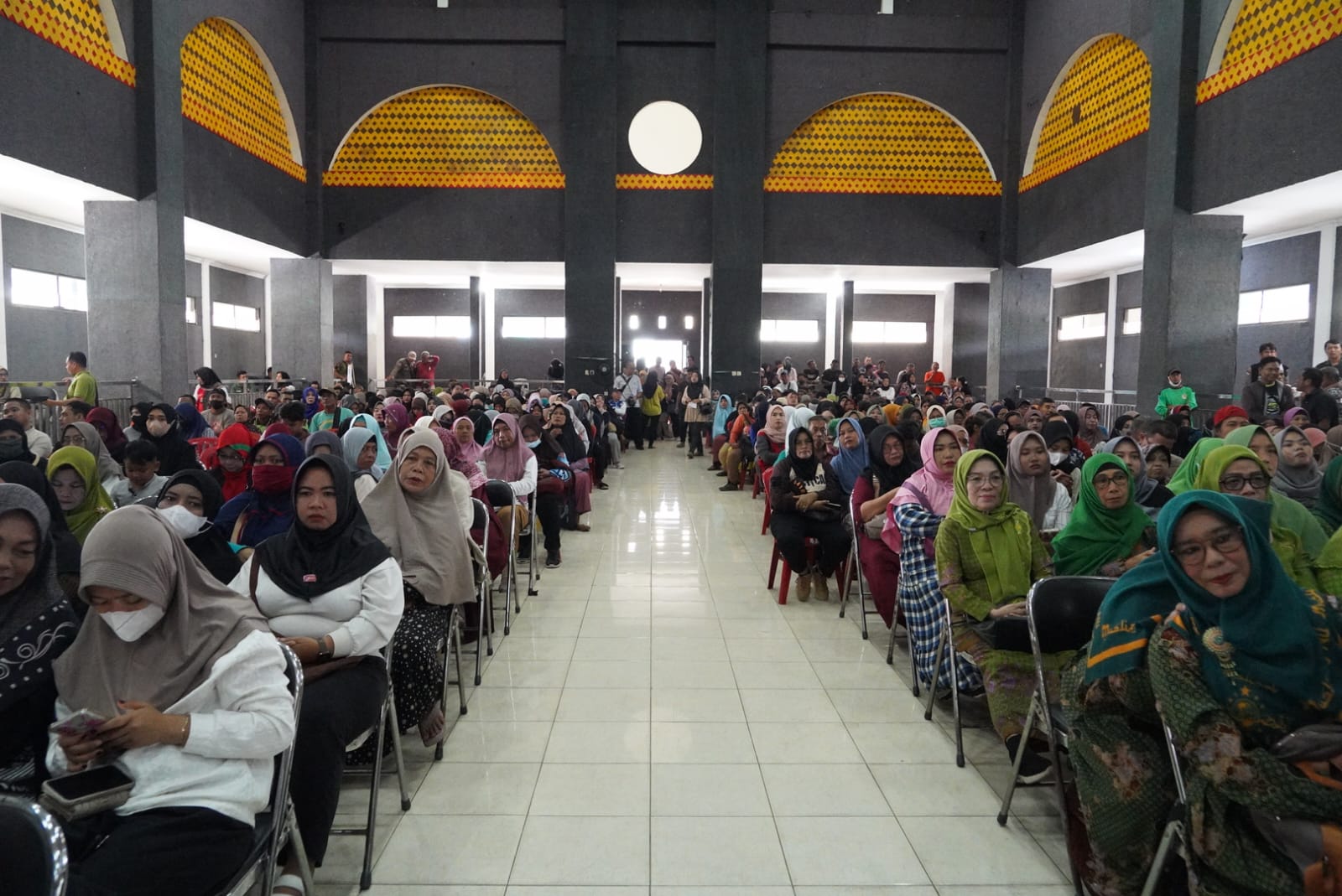 Sambut Hari Raya Iduladha 1445 H, Gubernur Sugianto Sabran Bagikan Sembako Gratis di Kabupaten Kotawaringin Timur