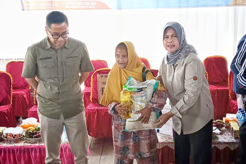 Kepala BKD Lisda Arriyana Dampingi Gubernur Kalteng Buka Pasar Murah di Kotawaringin Timur