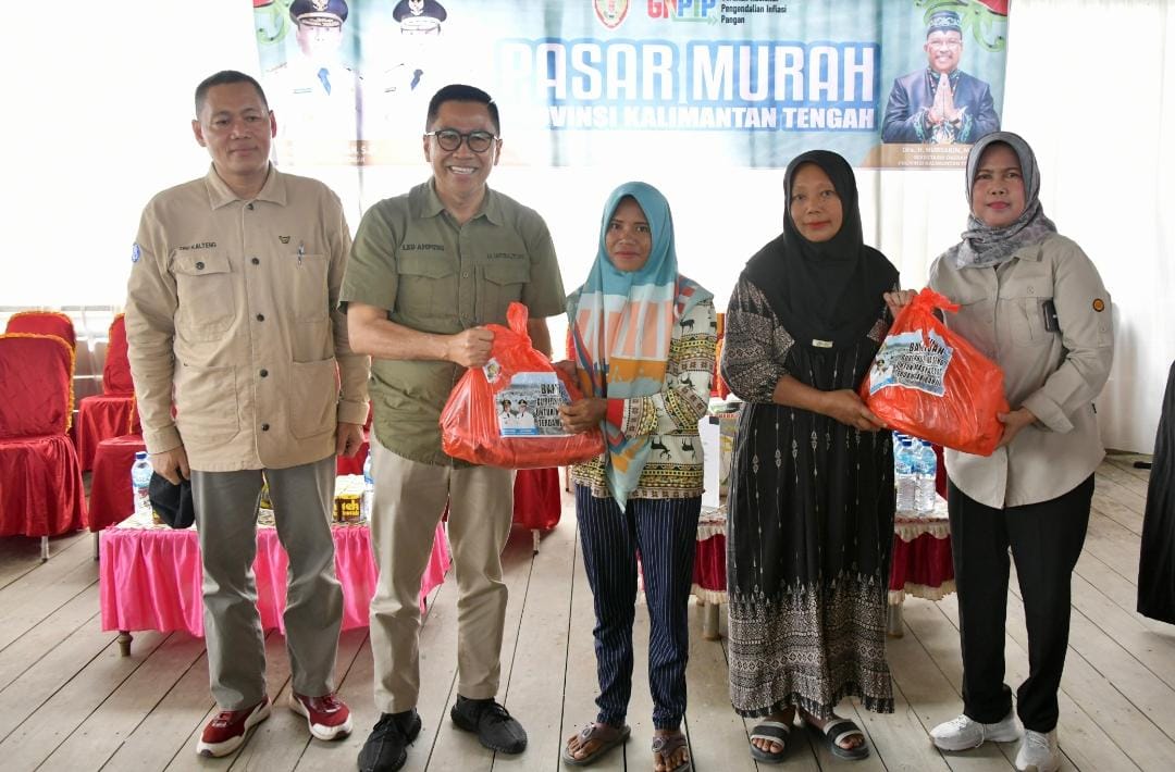 Gubernur Sugianto Sabran Salurkan 3500 Paket Sembako Gratis ke Desa Asam Baru dan Hanau