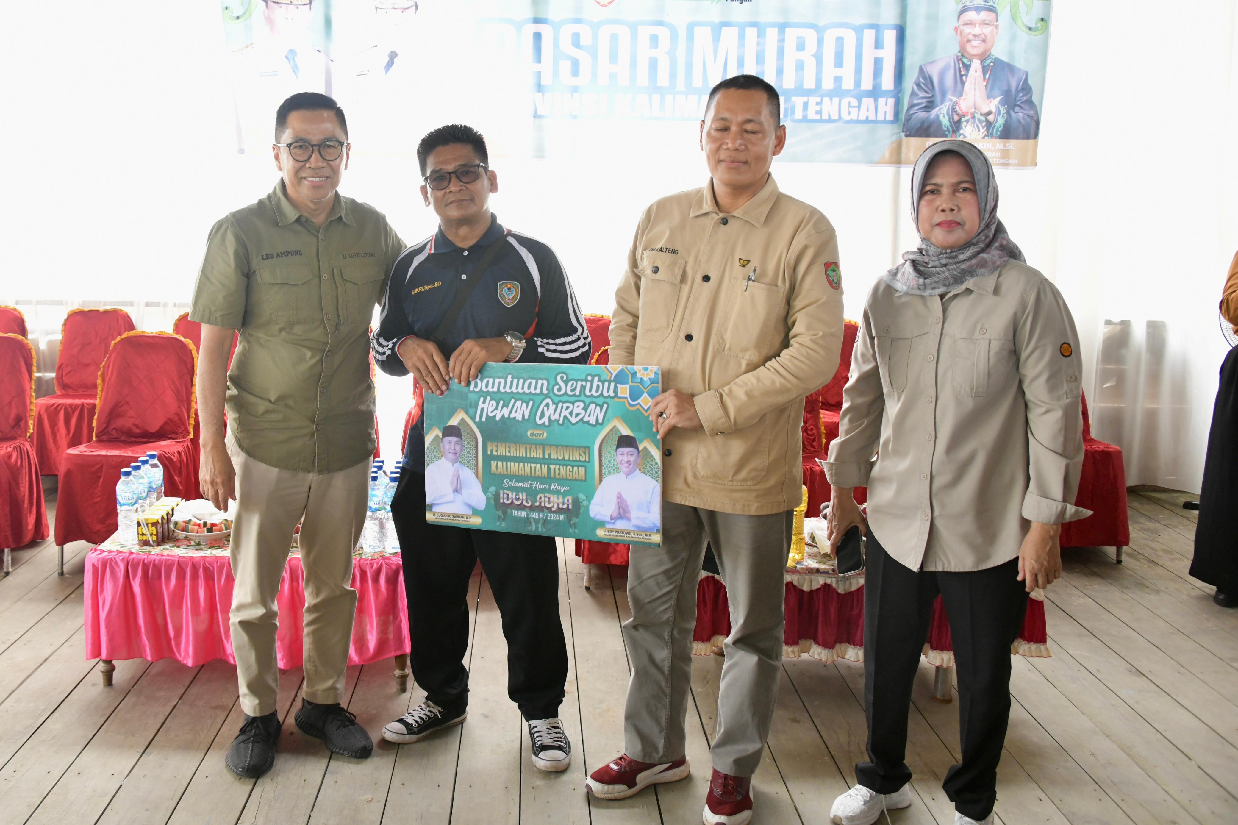 Gubernur Sugianto Sabran Salurkan 3500 Paket Sembako Gratis ke Desa Asam Baru dan Hanau