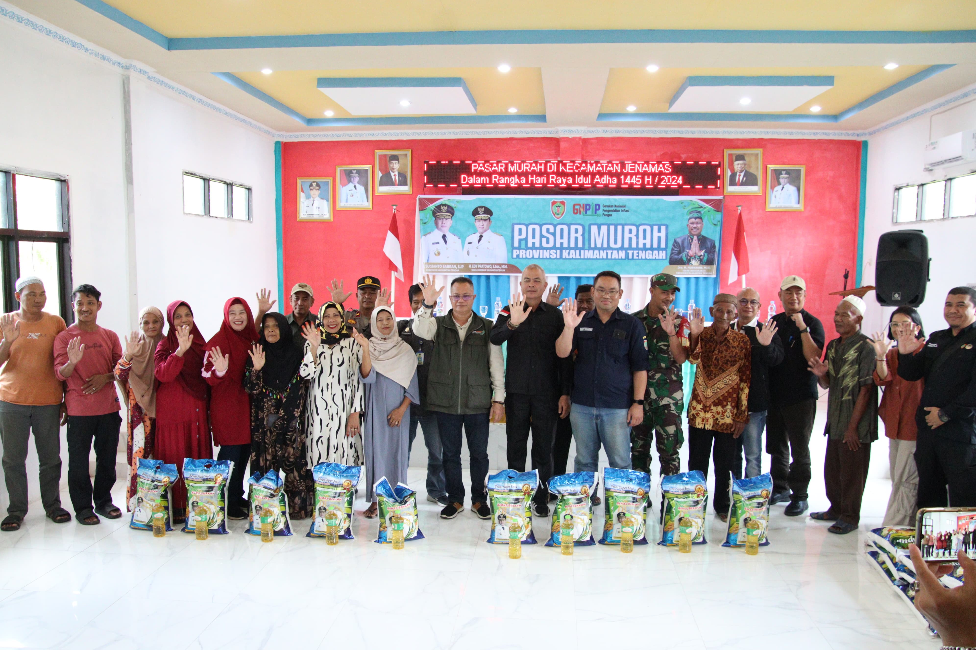 Mewakili Gubernur, Kepala Dinas PMD Buka Pasar Murah di Kecamatan Jenamas