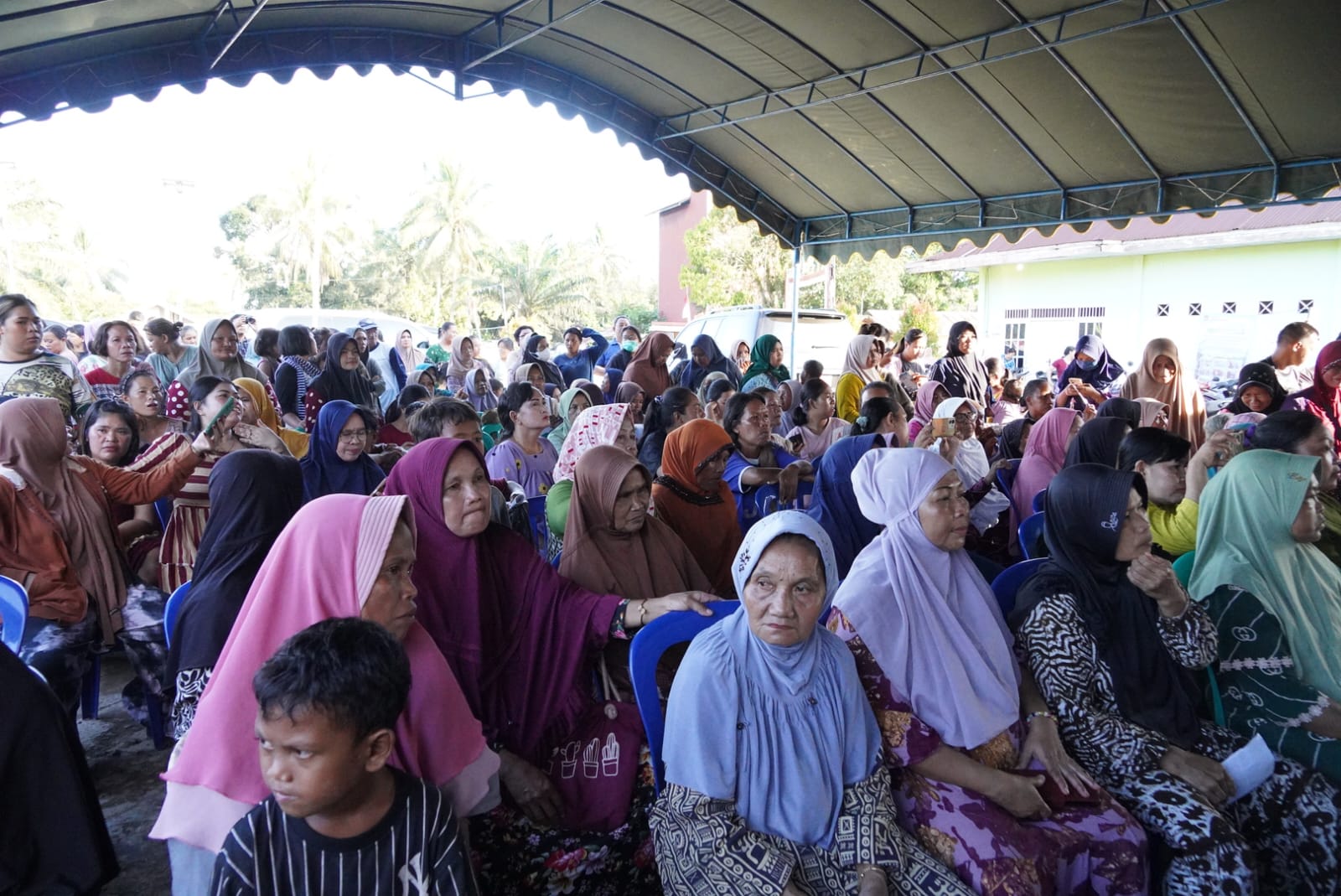 Gelar Pasar Murah, Gubernur Kalteng  Sugianto Sabran Gratiskan 9500 Paket Sembako untuk Lima Desa di Kobar