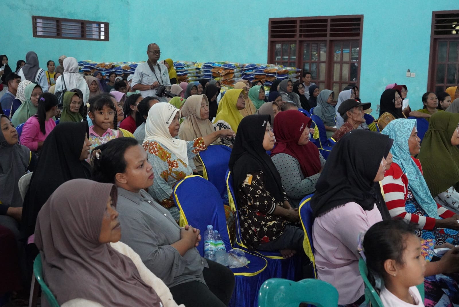 Gelar Pasar Murah, Gubernur Kalteng  Sugianto Sabran Gratiskan 9500 Paket Sembako untuk Lima Desa di Kobar