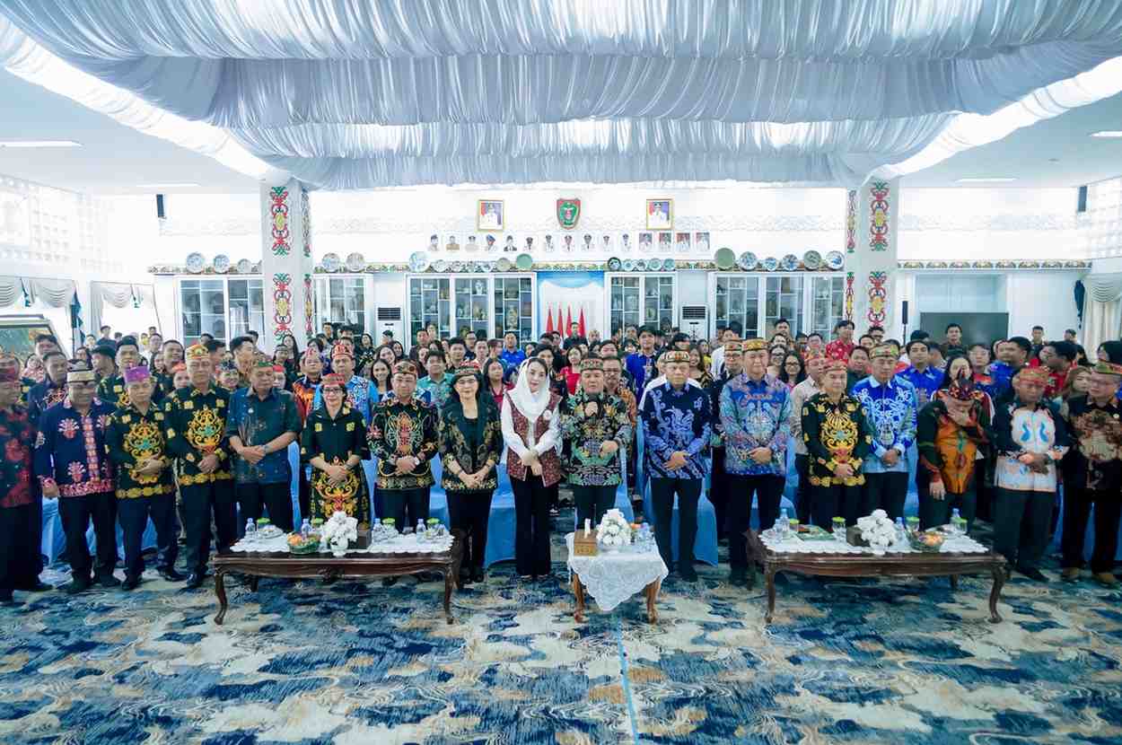 Gubernur Agustiar Sabran Lepas Kontingen Pesparawi XIV Kalteng Menuju Manokwari