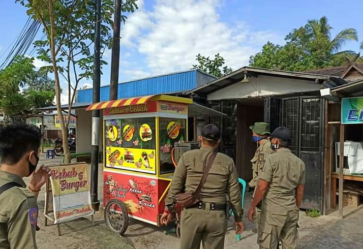 Satuan Polisi Pamong Praja dan Pemadam Kebakaran Tertibkan Banner Memakai Hak Pedestrian