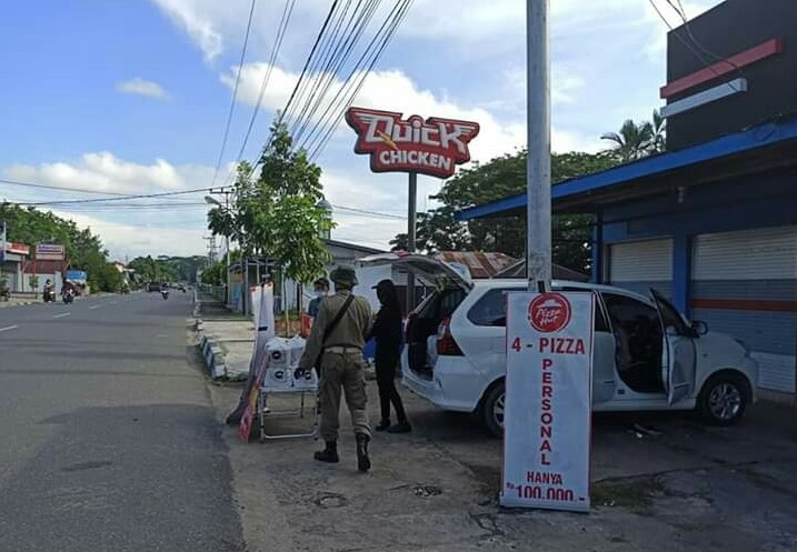 Satuan Polisi Pamong Praja dan Pemadam Kebakaran Tertibkan Banner Memakai Hak Pedestrian