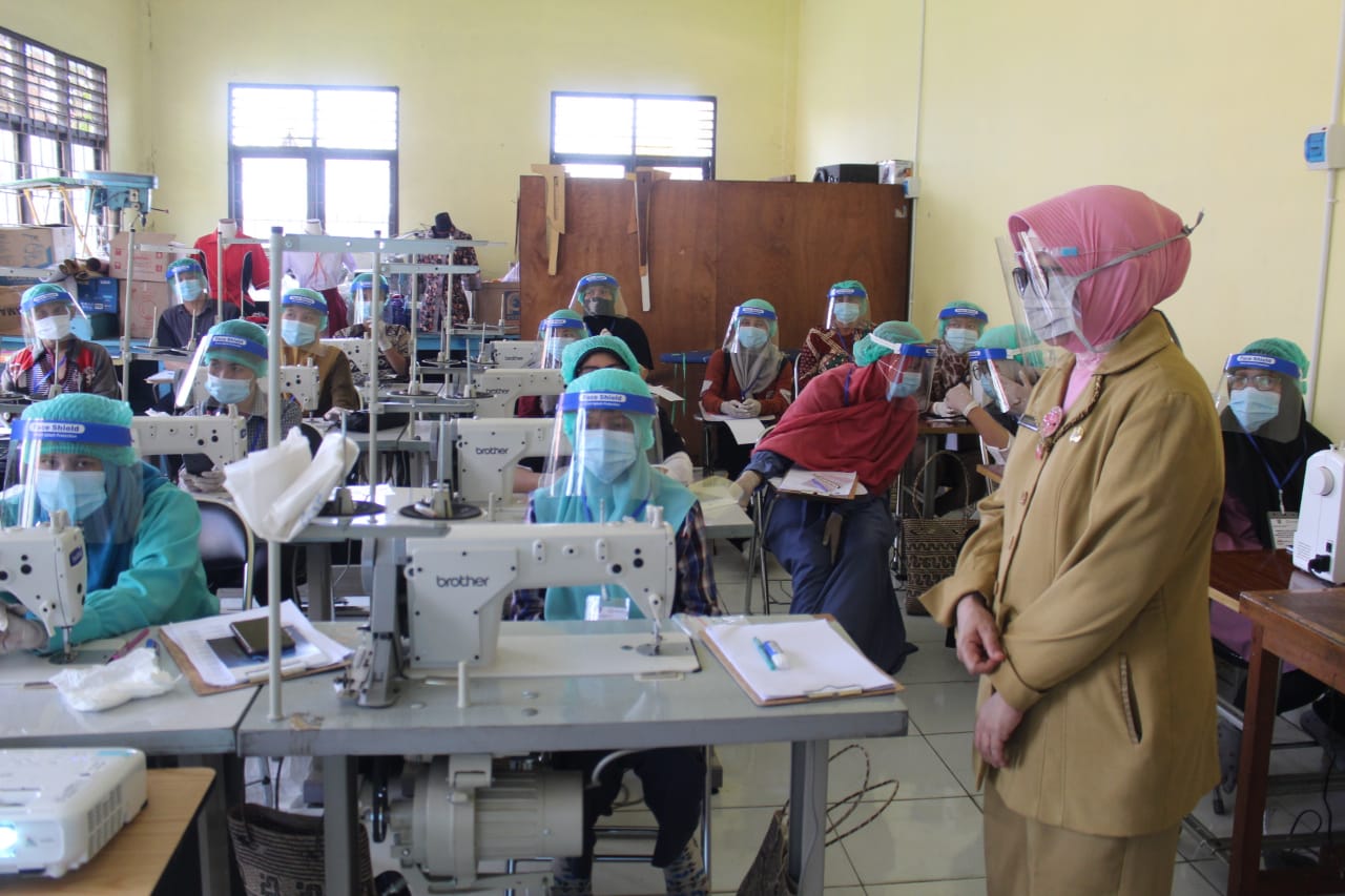 Dinas Perdagangan Dan Perindustrian Kalteng Gelar Bimtek Produksi Bagi IKM Konveksi Yang Terdampak Covid-19 di Palangka Raya