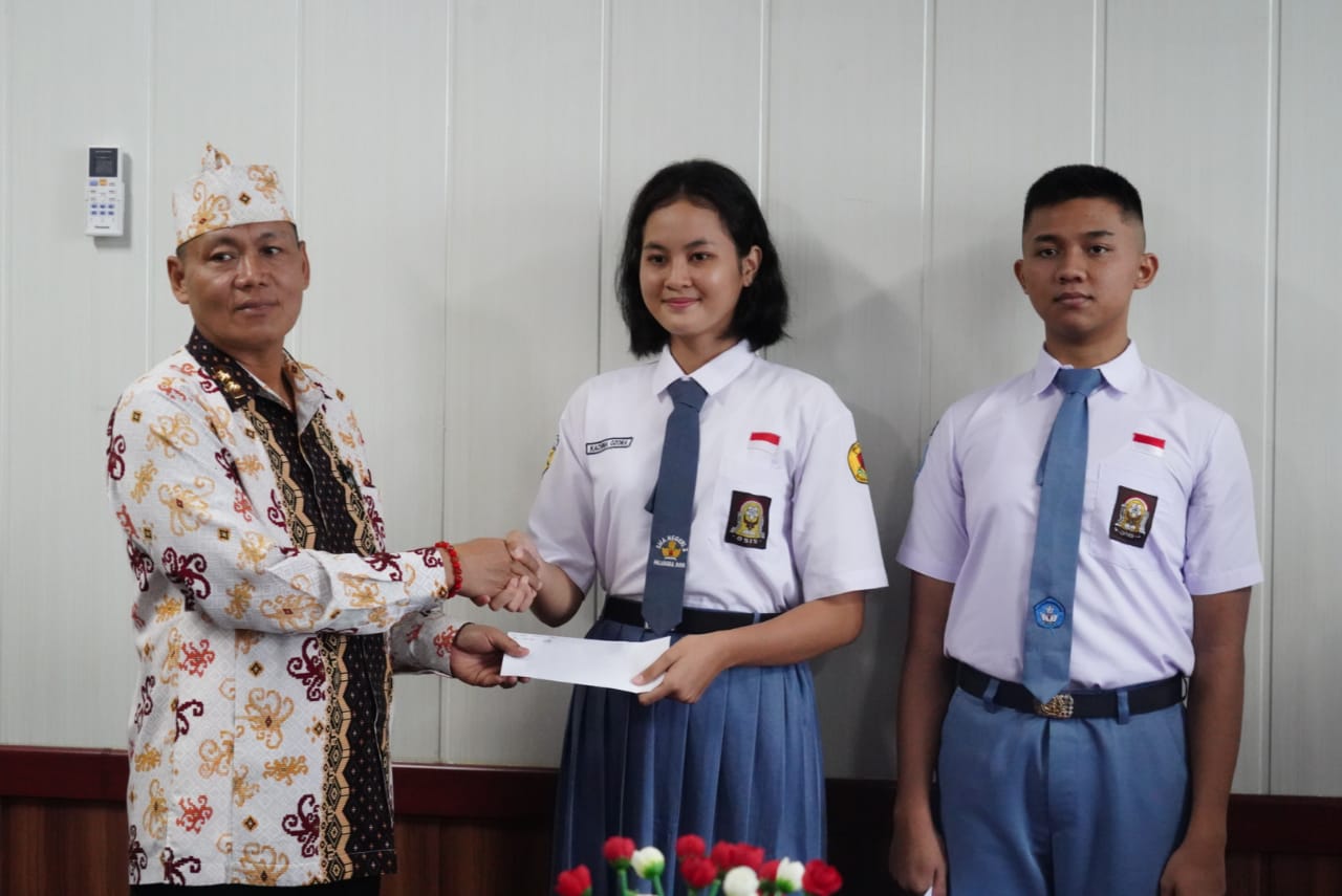 Sahli Gubernur Yuas Elko Secara Simbolis Lepas 2 Orang Calon Pengibar Bendera Pusaka Nasional