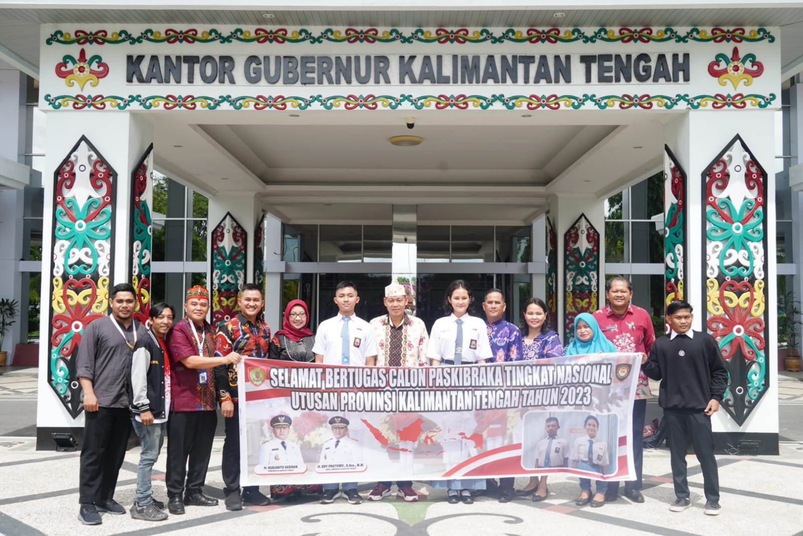 Sahli Gubernur Yuas Elko Secara Simbolis Lepas 2 Orang Calon Pengibar Bendera Pusaka Nasional