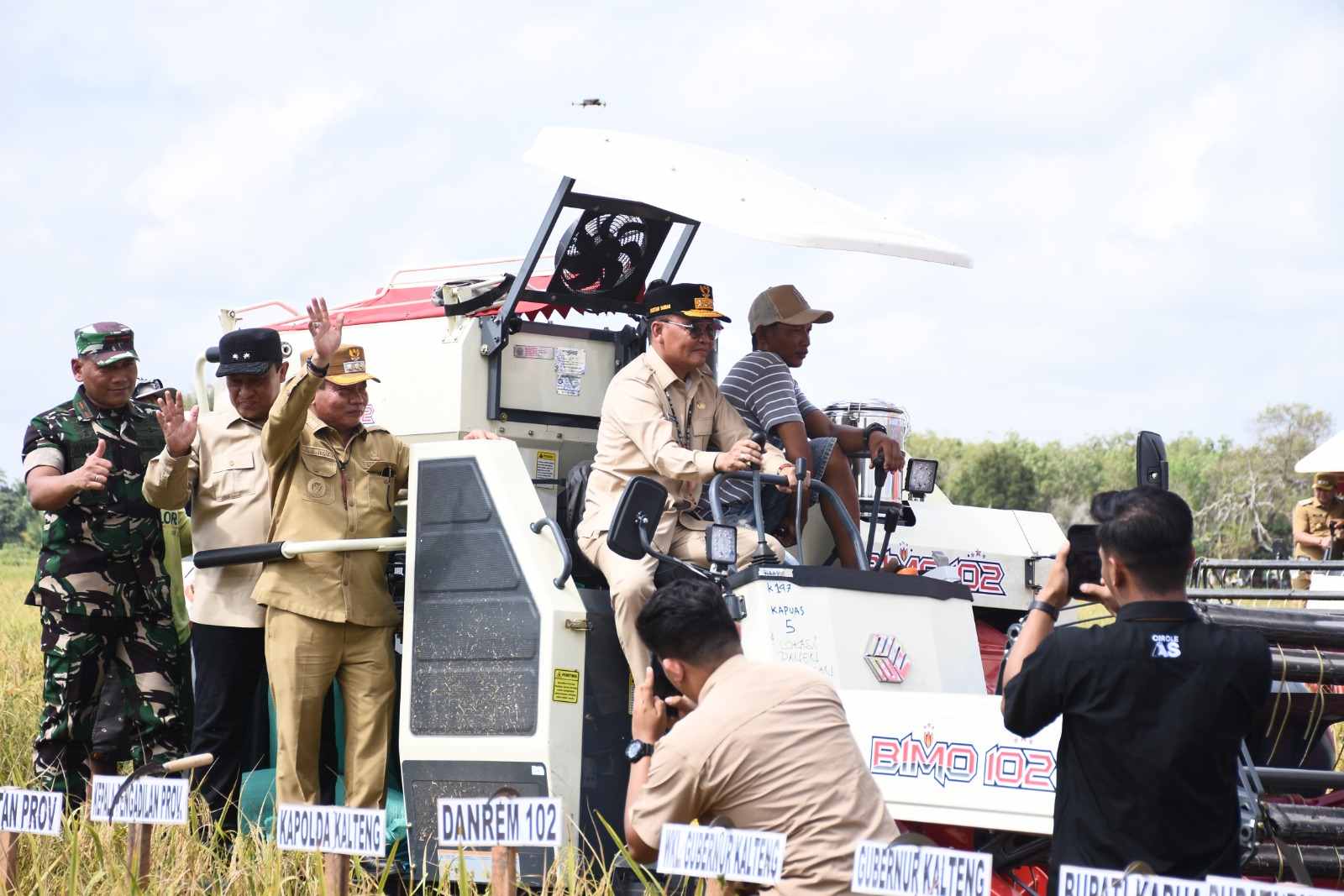 Bupati Kapuas Dampingi Gubernur Kalteng Lakukan Panen Raya Padi di Kecamatan Bataguh