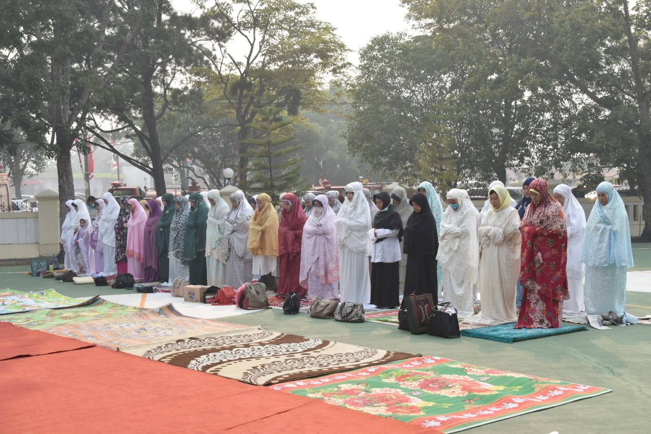 Sekda Kalteng Ikuti Shalat Istisqa \