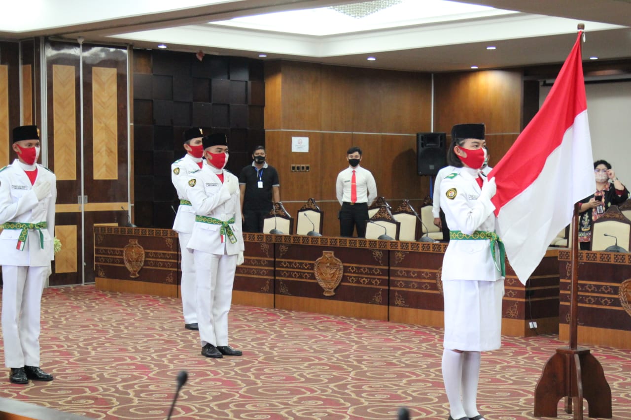 Sekda Fahrizal Fitri Kukuhkan Anggota Paskibraka Prov. Kalteng Tahun 2020