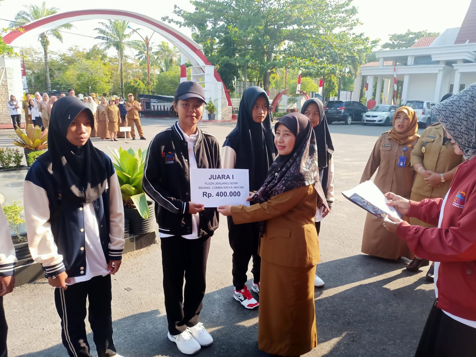 Plt. Kadisdik Lepas Kontingen FLS2N SD, SMP dan PDBK Tingkat Nasional