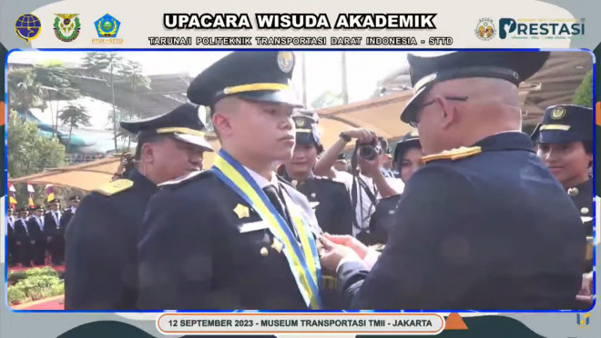 Lima Taruna/Taruni PTDI-STTD asal Kobar Diwisuda dan Dilantik