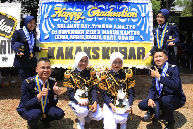 Lima Taruna/Taruni PTDI-STTD asal Kobar Diwisuda dan Dilantik