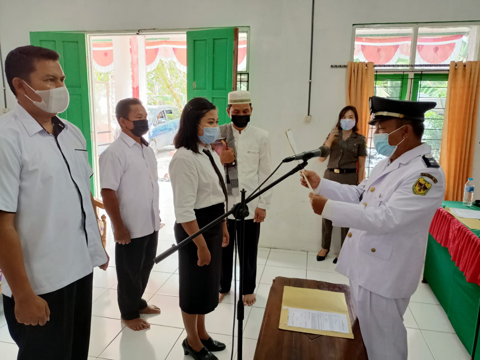 Kades Tumbang Hakau Ampung H. Naung Lantik Perangkat Desa Baru