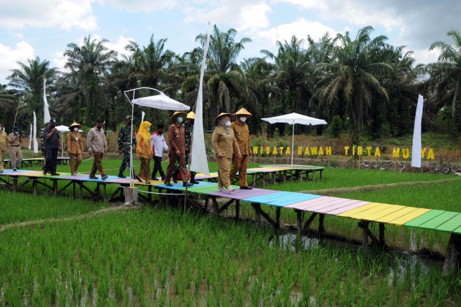 Resmikan Obyek Wisata Sawah Tirta Mulya, Bupati Hj Nurhidayah Berharap Berdampak Terhadap Perekonomian Masyarakat