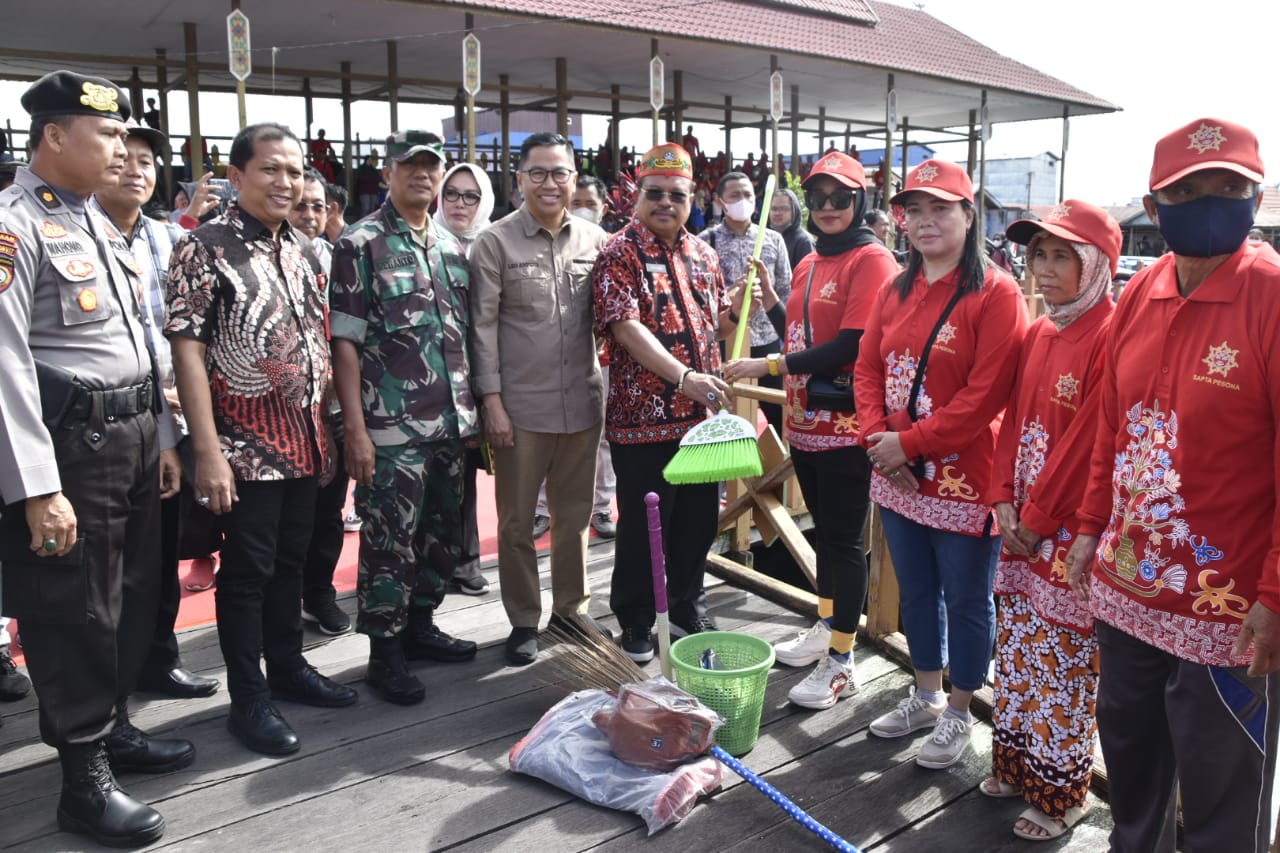 Sekda Nuryakin Secara Resmi Buka Gerakan Aksi Sapta Pesona di Dermaga Kereng Bangkirai
