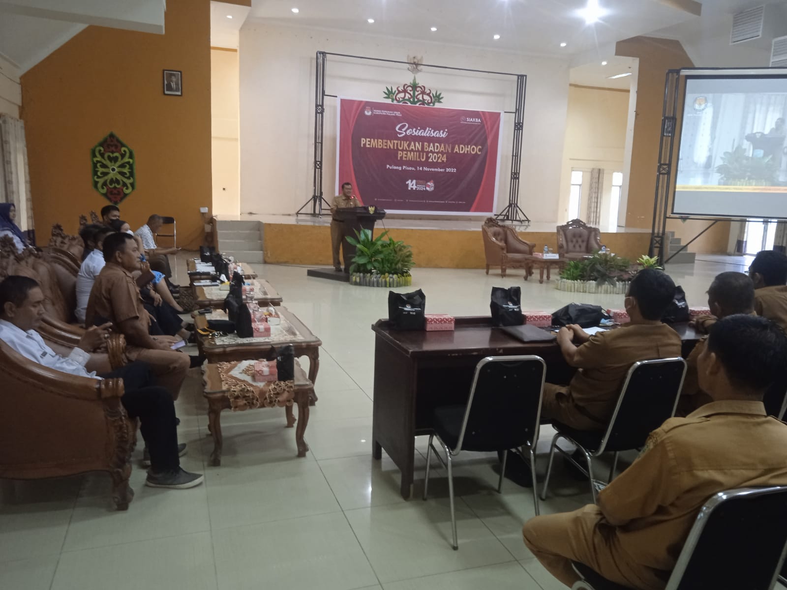 Staf Ahli Bupati Pulang Pisau Hadiri Sosialisasi Pembentukan Badan ADHOC Pemilu